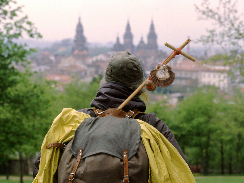 Pelgrim met rugzak en Sint-Jakobsschelp